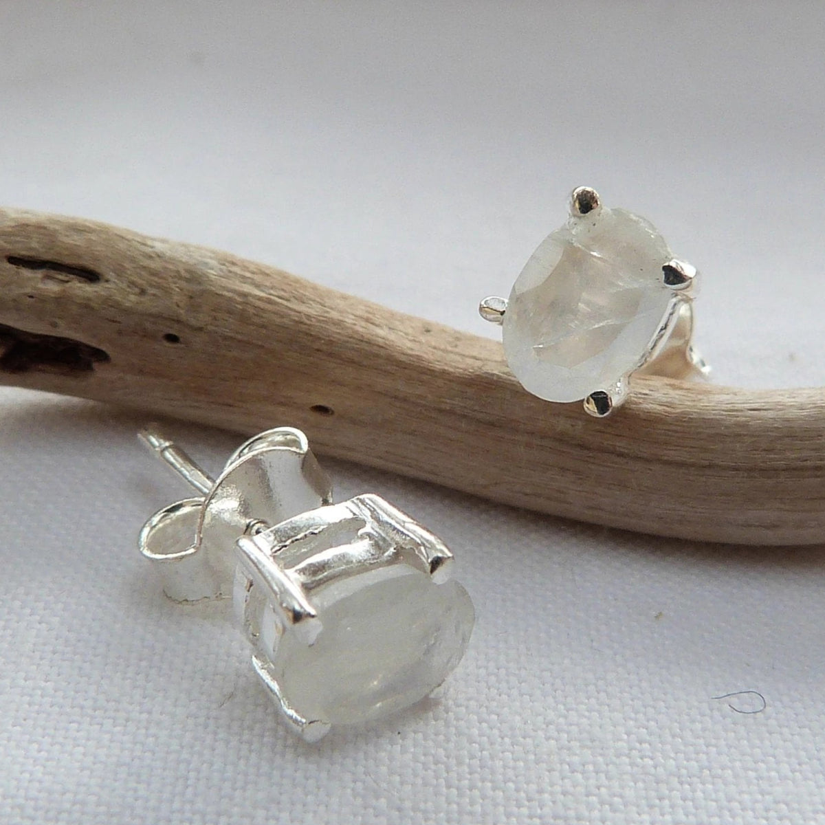 Puces d'oreilles ovales en argent et pierre de lune - Petite Rainette