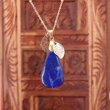 Charger l&#39;image dans la galerie, Collier en acier doré et lapis-lazuli - Petite Rainette