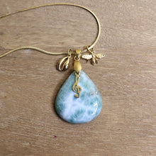 Charger l&#39;image dans la galerie, Collier en acier doré et larimar - Petite Rainette