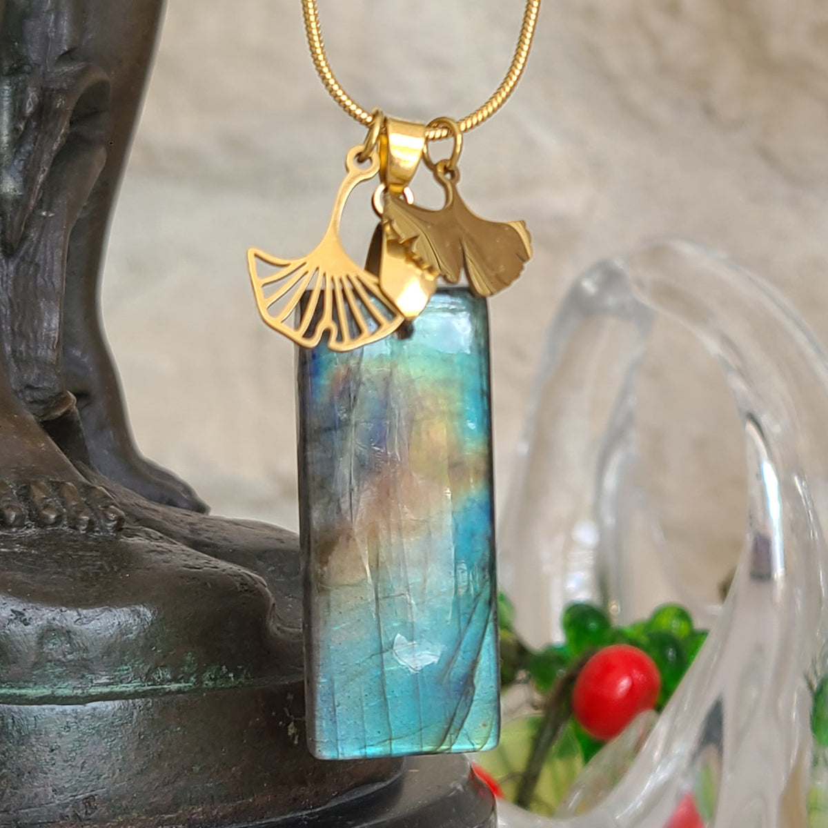 Collier acier doré en labradorite rectangulaire aux reflets multicolores avec breloques feuille de ginkgo. Petite Rainette Bijoux