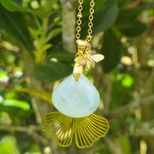 Charger l'image dans la galerie, Collier acier doré et pierre de lune triangulaire avec beloques abeille et ginkgo
