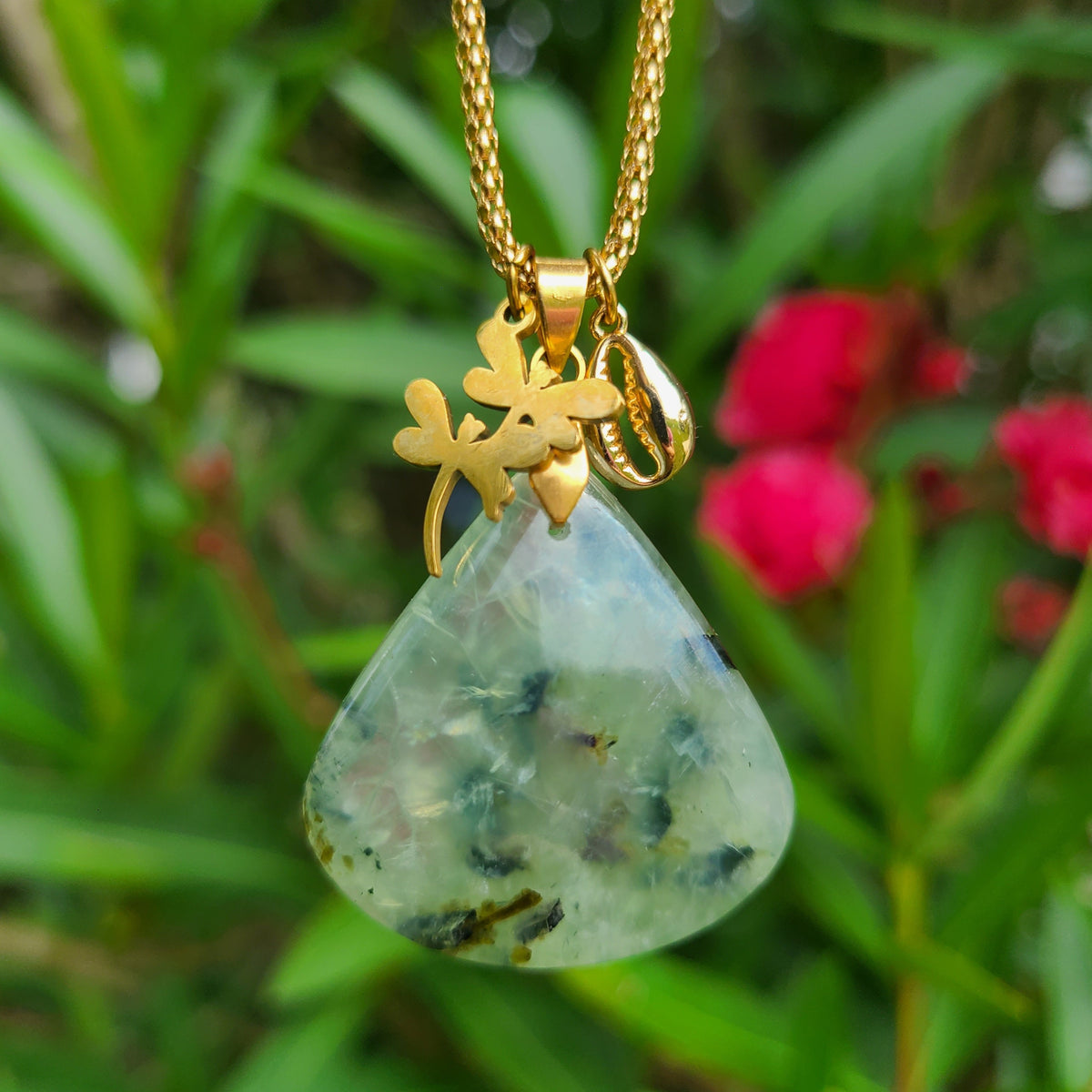 Collier en prehnite forme poire sur chaîne dorée vec breloques libellules et coquillage