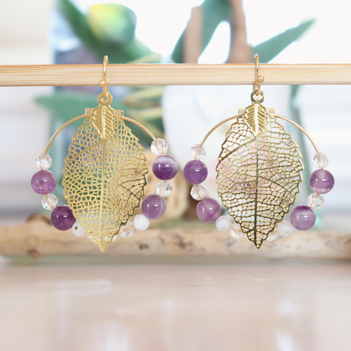 Boucles d'oreilles créoles en améthyste avec breloque feuille
