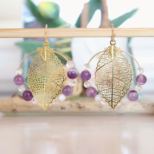 Boucles d'oreilles créoles en améthyste avec breloque feuille