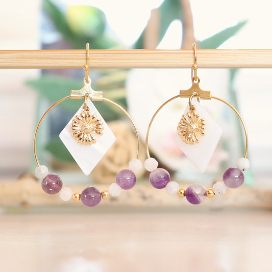 Boucles d'oreilles créoles en améthyste et nacre avec breloque fleur