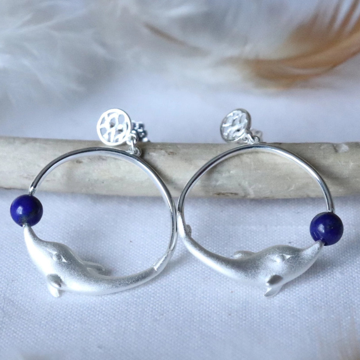 Boucles d'oreilles créoles dauphin en argent et lapis-lazuli 