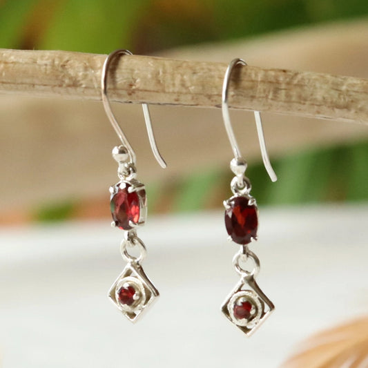 Boucles d'oreilles longues en argent et grenat - Petite Rainette