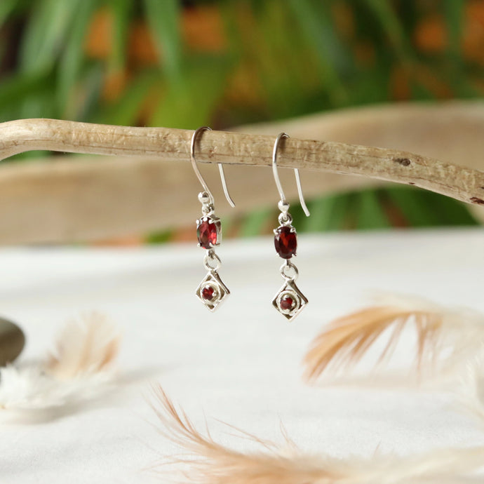 Boucles d'oreilles longues en argent et grenat - Bijoux Cailloux Bambou