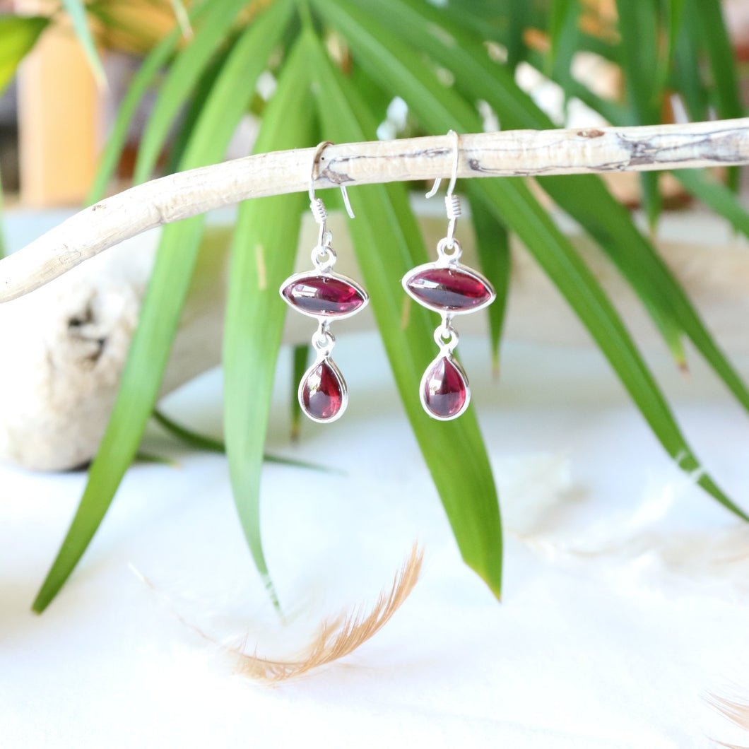 Boucles d'oreilles longues en argent et grenat - Bijoux Cailloux Bambou