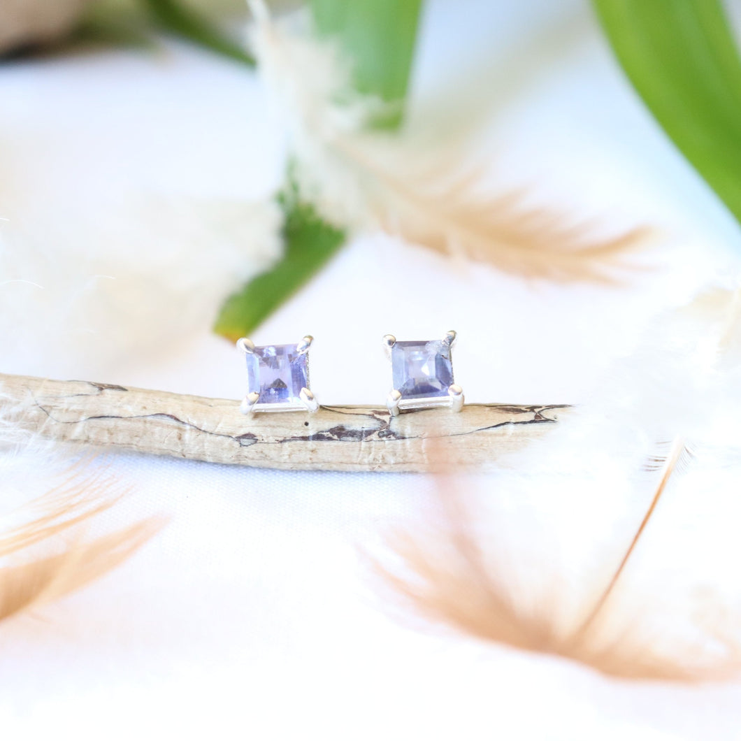 Puces d'oreilles carrées en argent et iolite. - Bijoux Cailloux Bambou