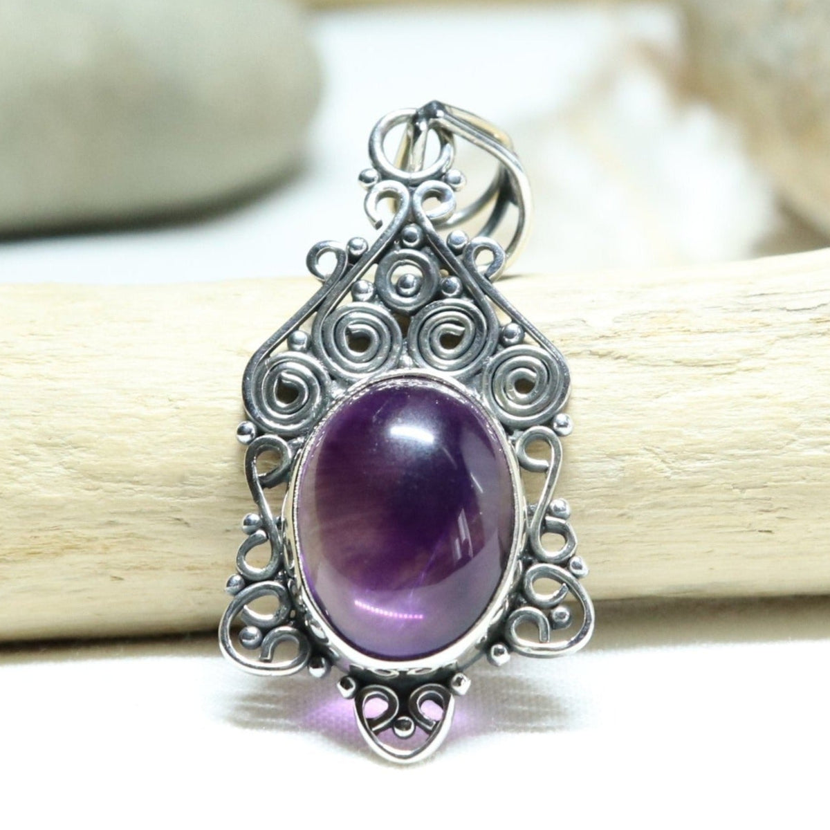 Pendentif en argent travaillé et améthyste ovale