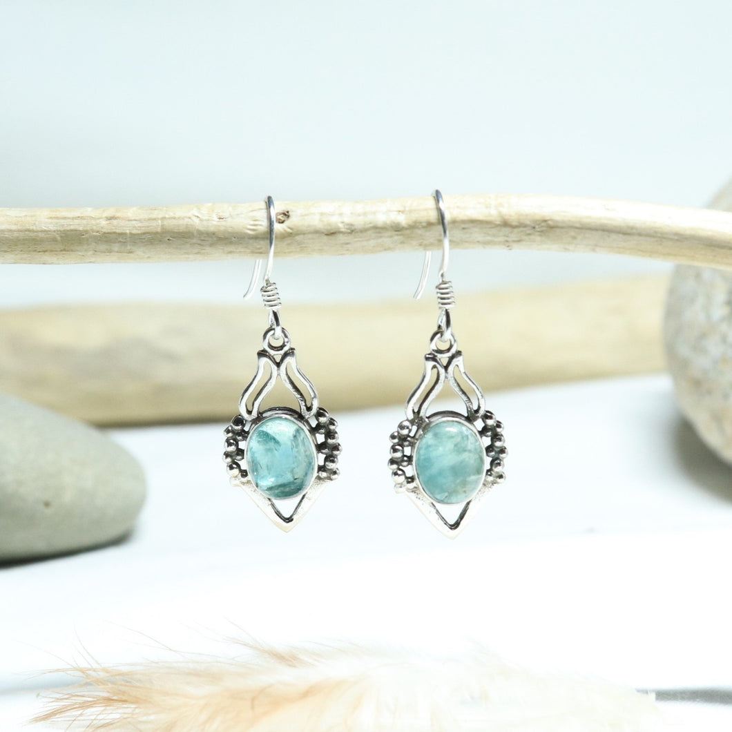 Boucles d'oreilles longues en argent travaillé et apatite