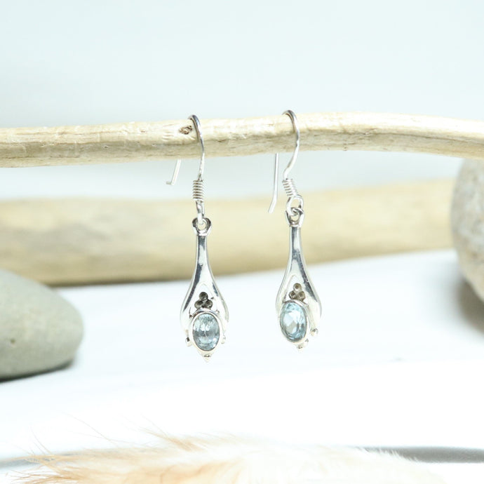 Boucles d'oreilles longues en argent et topaze bleue