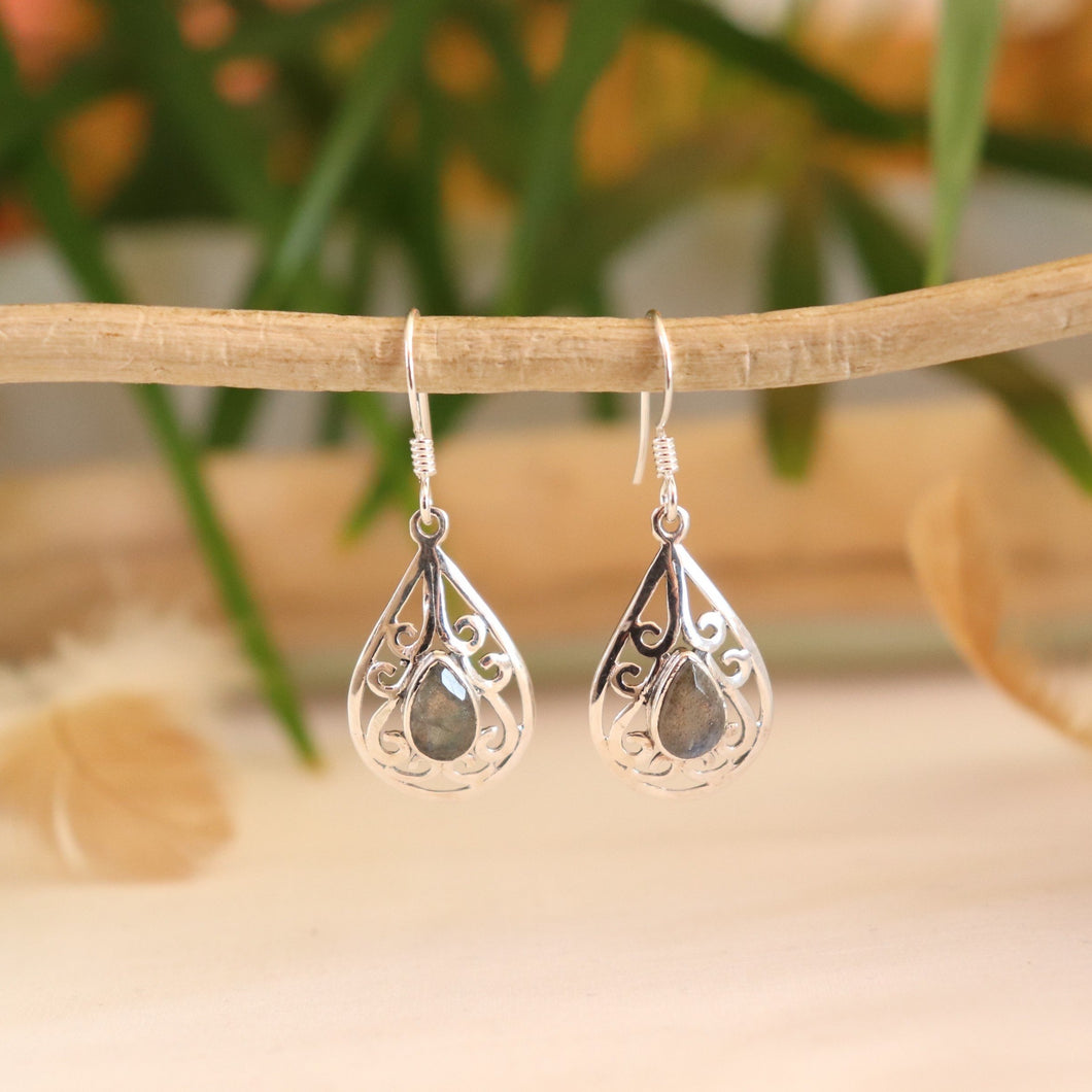 Boucles d'oreilles longues en argent et labradorite