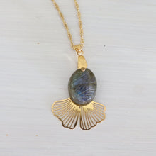 Charger l&#39;image dans la galerie, Collier gingko en acier doré et labradorite taillée - Petite Rainette