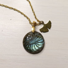 Charger l&#39;image dans la galerie, Collier en acier et labradorite ronde taillée - Petite Rainette