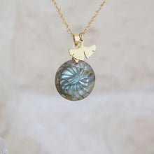 Charger l&#39;image dans la galerie, Collier gingko en acier doré et labradorite - Petite Rainette