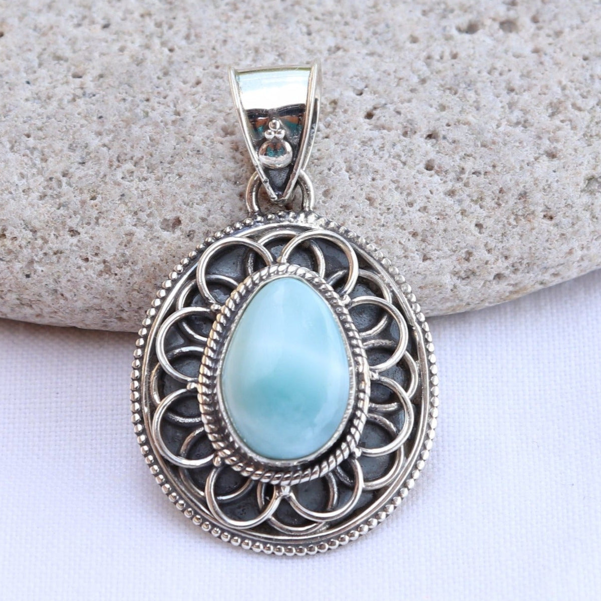 Pendentif médaillon en argent travaillé et larimar -Petite Rainette