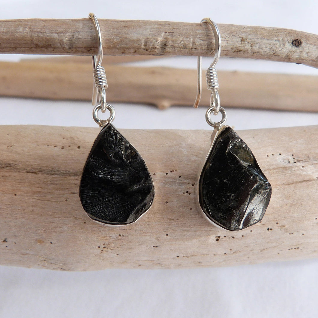 Boucles d'oreilles forme goutte en argent et shungite - Bijoux Cailloux Bambou