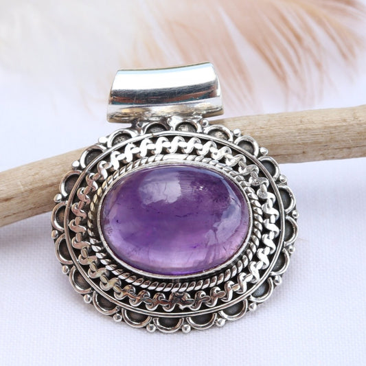 Pendentif ovale en argent ciselé et améthyste 