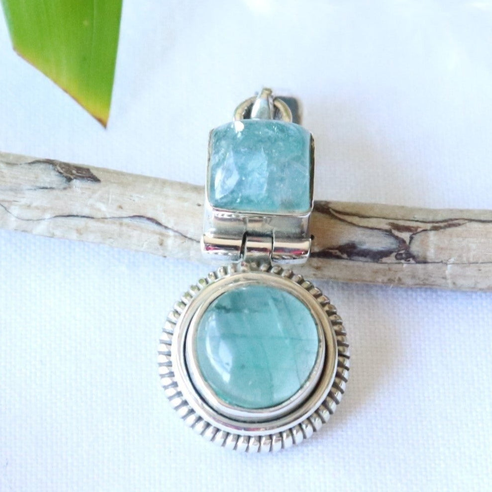 Pendentif en argent avec une apatite ronde et une apatite carrée