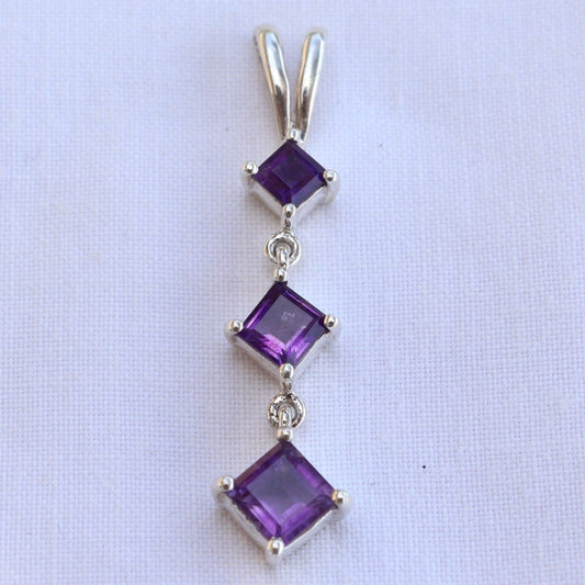 Pendentif long en argent avec 3 améthystes carrées 
