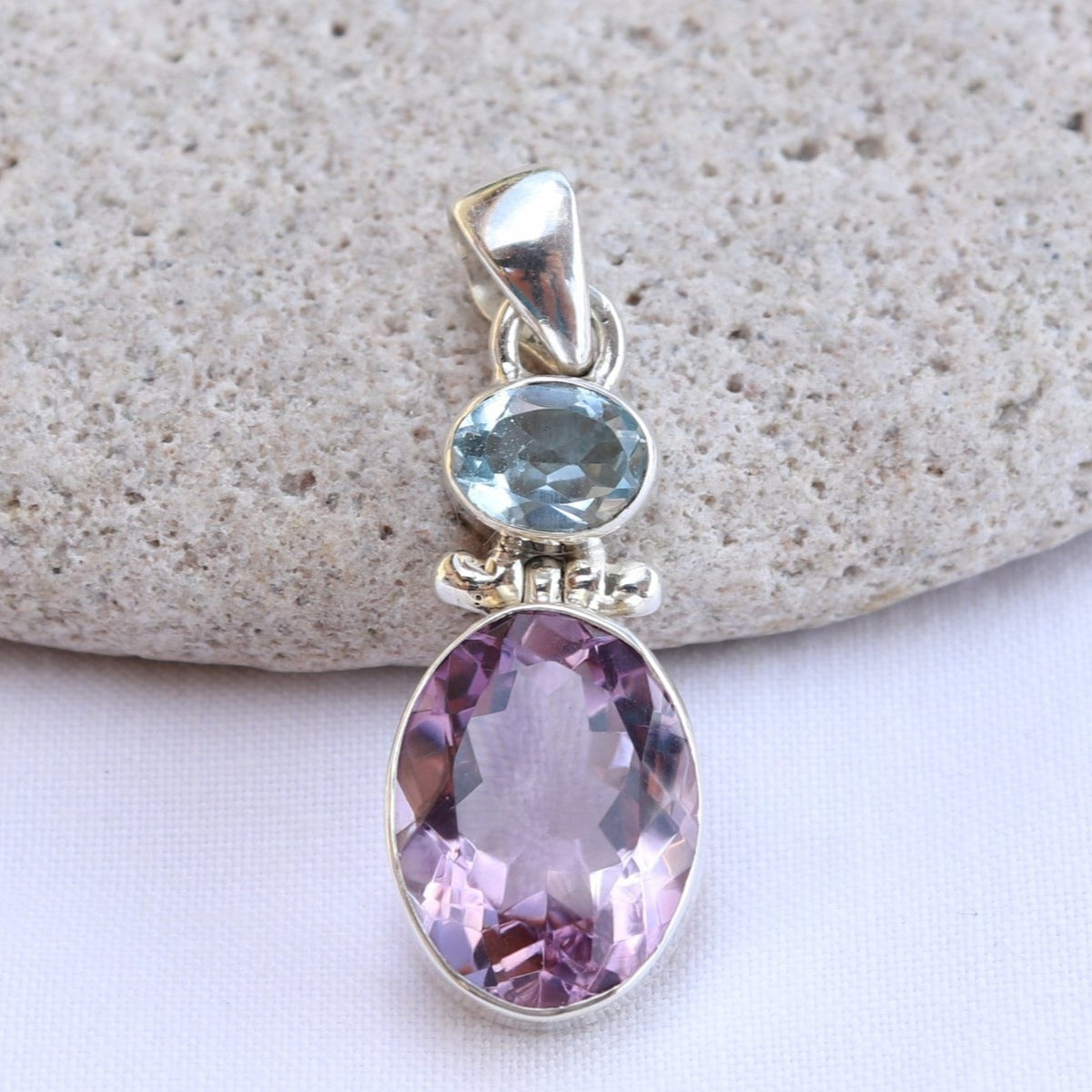 Pendentif en argent avec améthyste et topaze bleue facettées et ovales