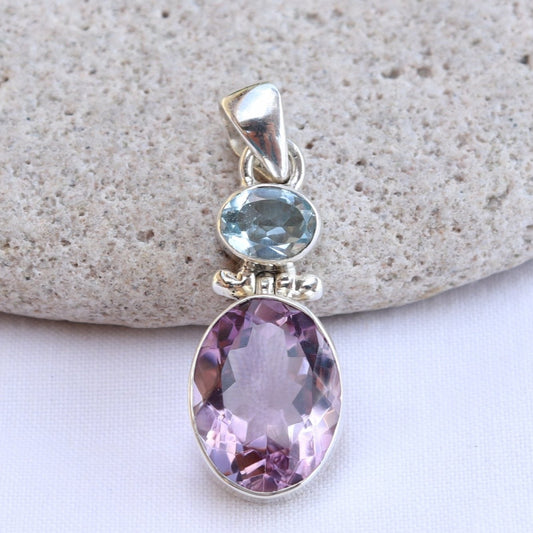 Pendentif en argent avec améthyste et topaze bleue facettées et ovales