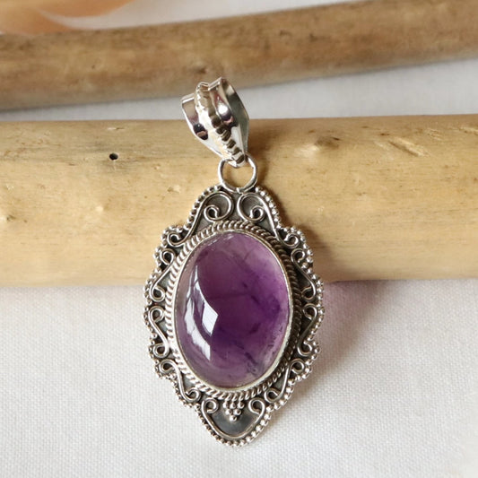 Pendentif en argent travaillé et améthyste ovale 