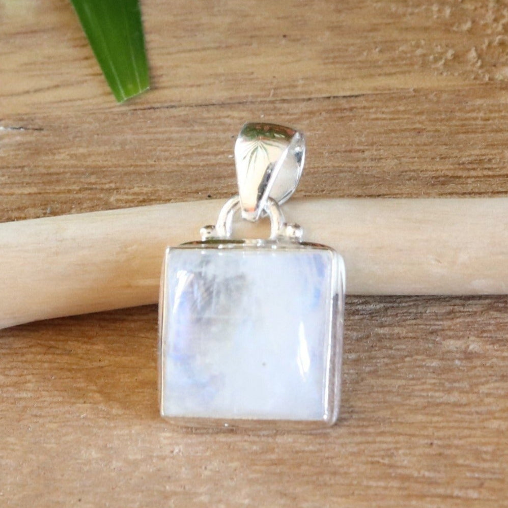 Pendentif carré en argent et pierre de lune 