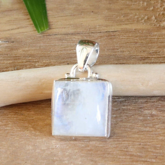 Pendentif carré en argent et pierre de lune 