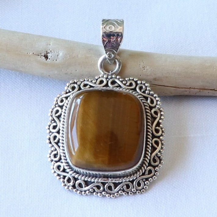Pendentif carré en argent travaillé et oeil de tigre - Petite Rainette
