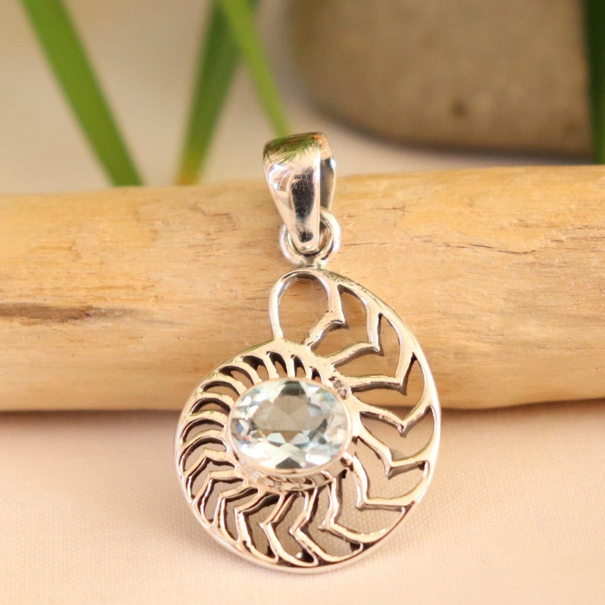 Pendentif coquillage en argent et topaze