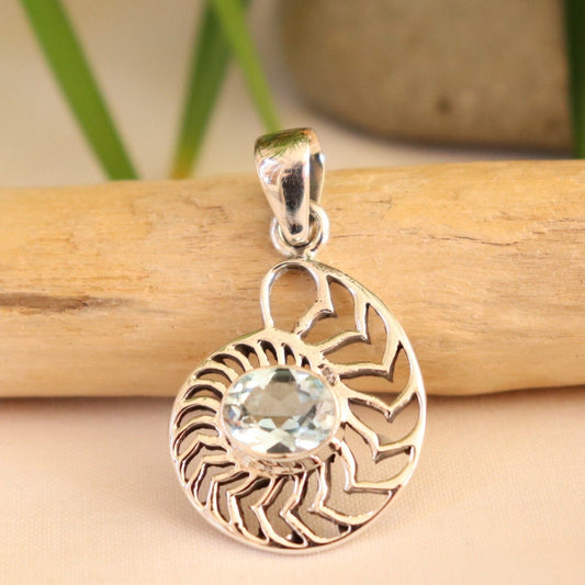Pendentif coquillage en argent et topaze