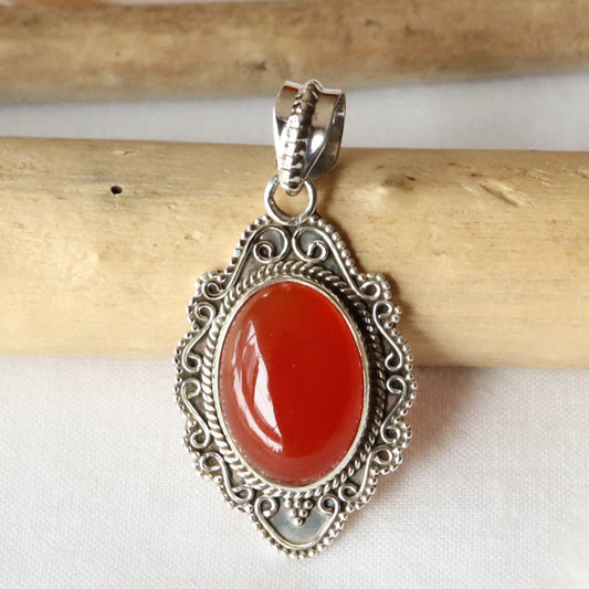 Pendentif en argent travaillé et cornaline ovale