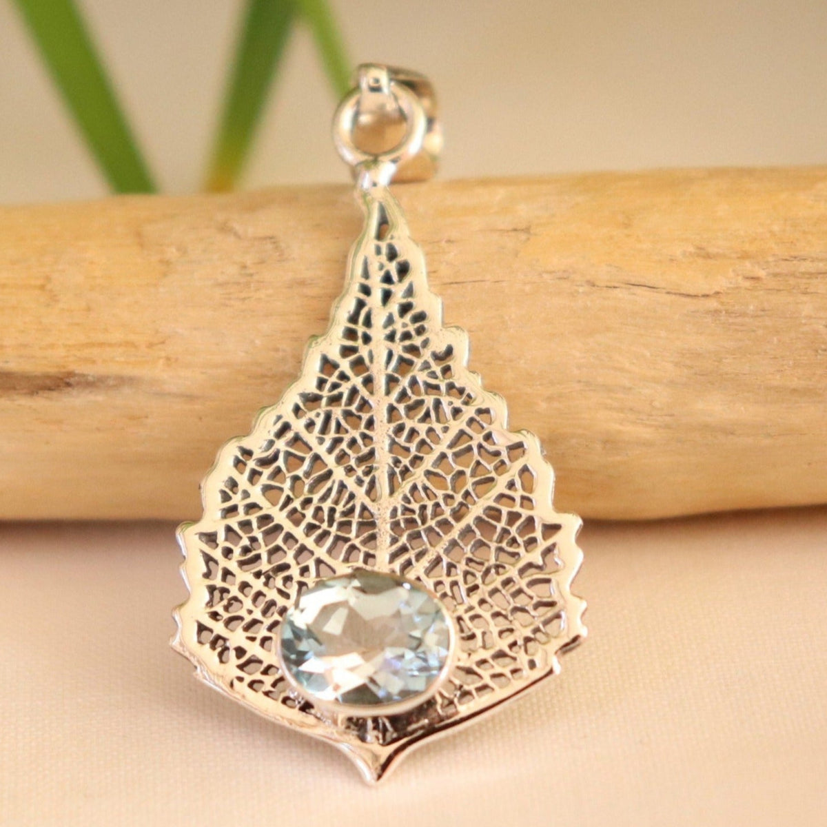 Pendentif feuille en argent et topaze bleue - Petite Rainette