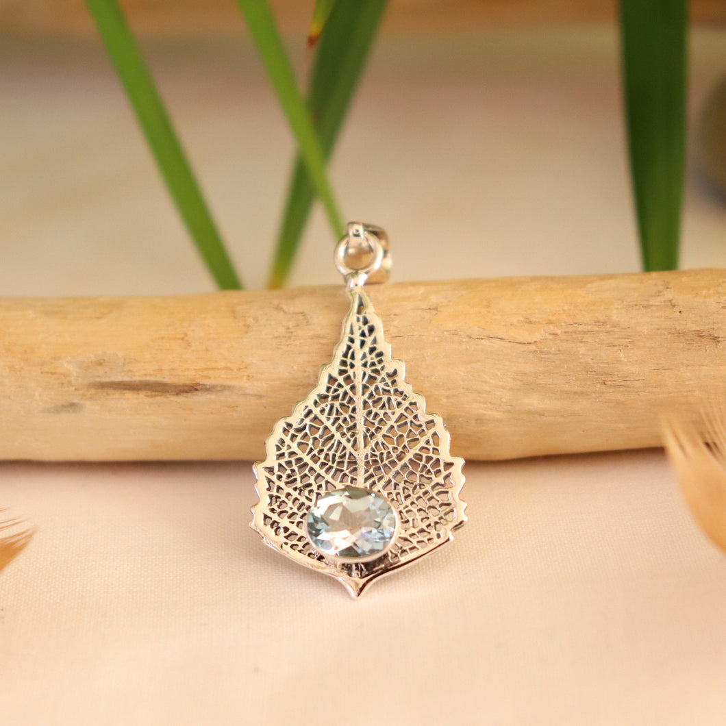 Pendentif feuille en argent et topaze bleue