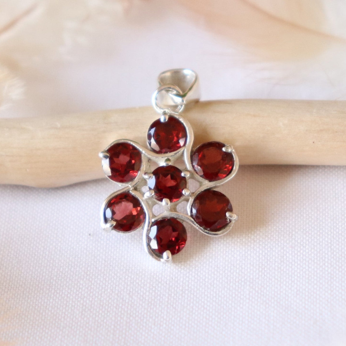 Pendentif argent en forme de fleur avec 7 grenats à facettes