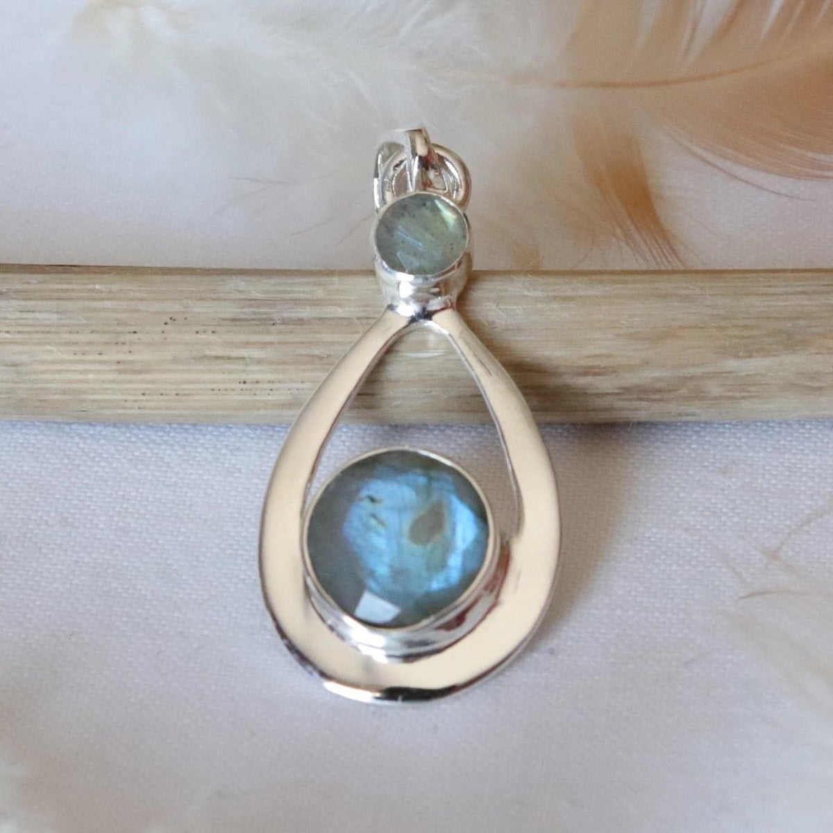Pendentif forme goutte en argent et labradorite ronde à facettes 
