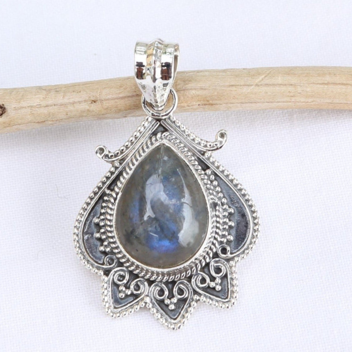 Pendentif argent en labradorite taillée en forme de poire