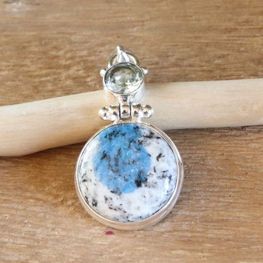 Pendentif rond en argent et jaspe K2 avec topaze bleue à facettes