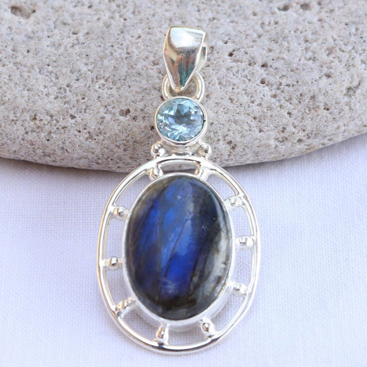Pendentif argent en labradorite ovale et topaze bleue à facettes