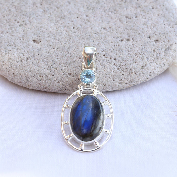 Pendentif en argent avec labradorite et topaze bleue