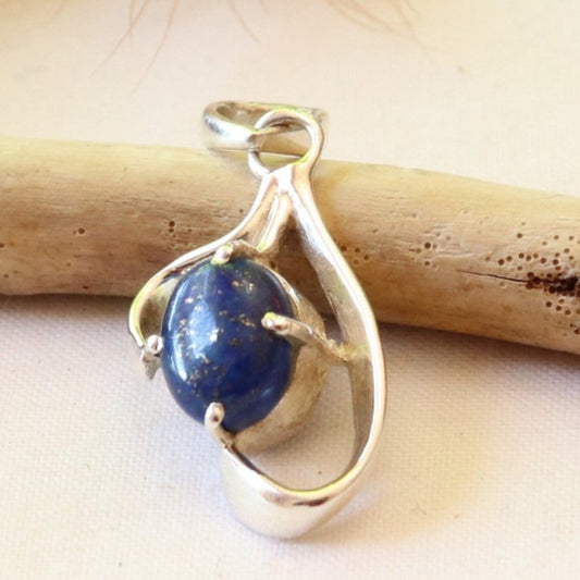 Pendentif en argent et lapis-lazuli monte sur griffes 