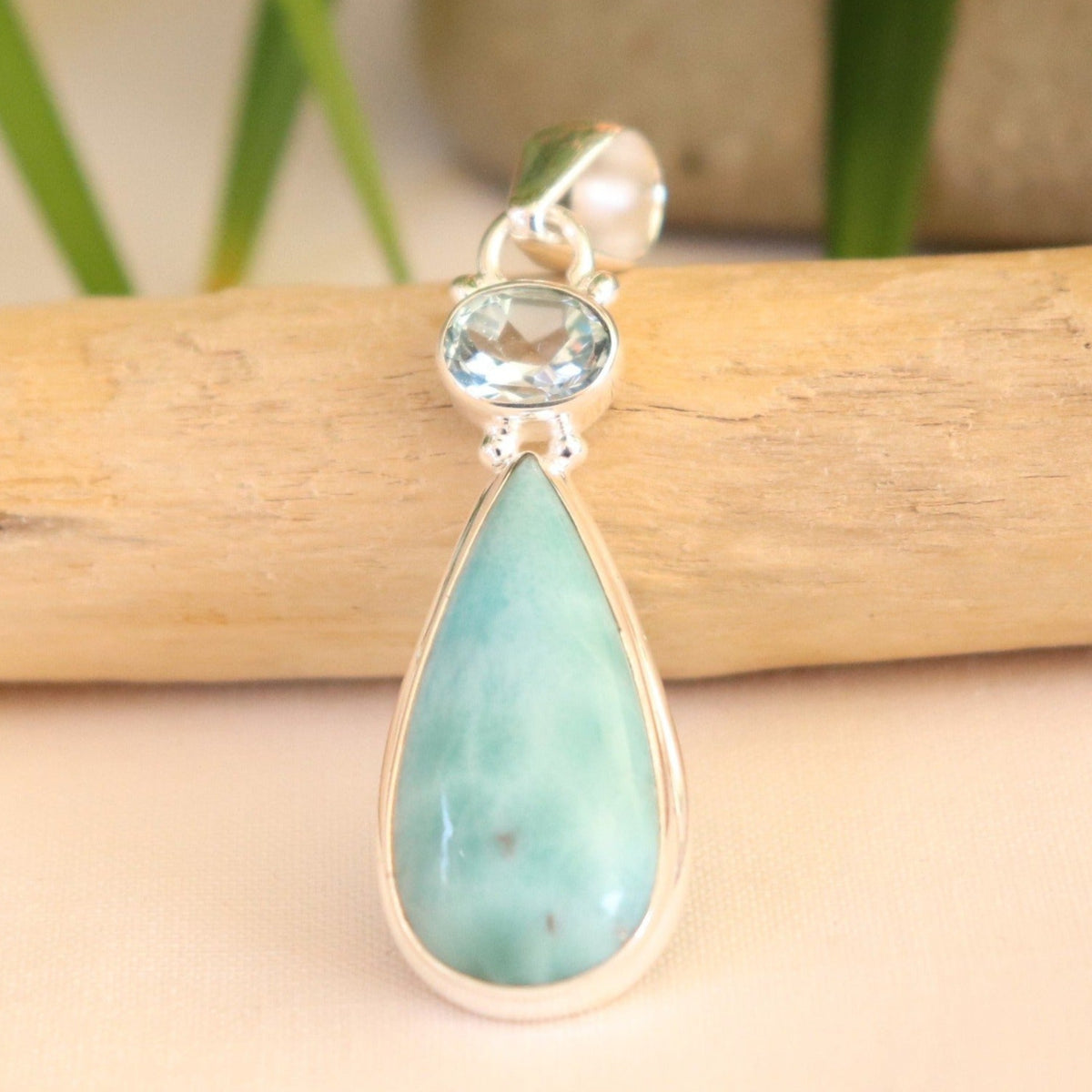 Pendentif en argent avec larimar en forme de poire et topaze bleue à facettes - Petite Rainette