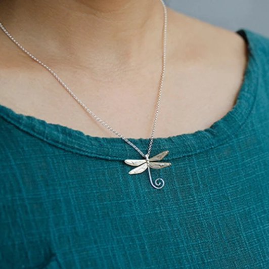 Pendentif libellule en argent plaqué or. - Bijoux Cailloux Bambou