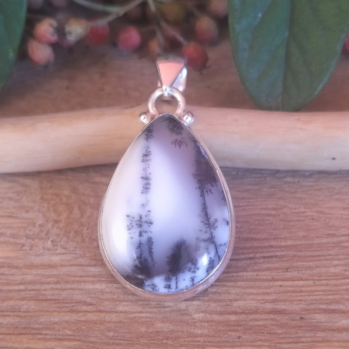 Pendentif en argent et opale dendrite en forme de poire