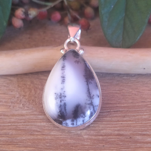 Pendentif en argent et opale dendrite en forme de poire
