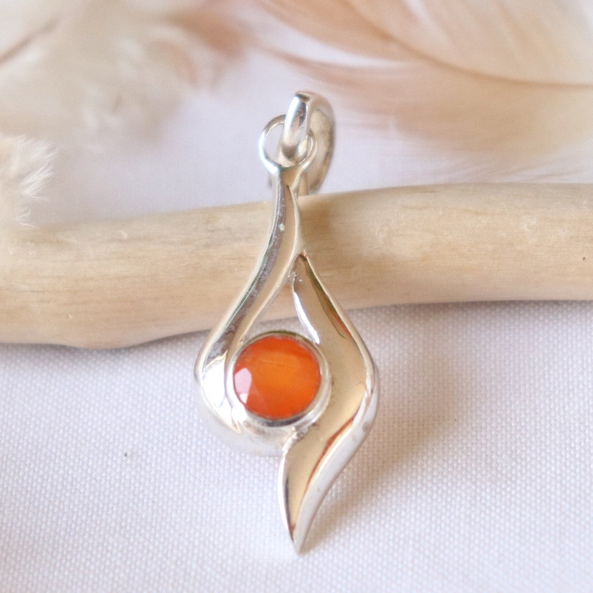 Pendentif en argent et cornaline ronde à facettes 