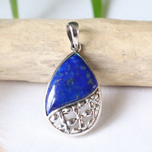 Pendentif en argent travaillé et lapis-lazuli 